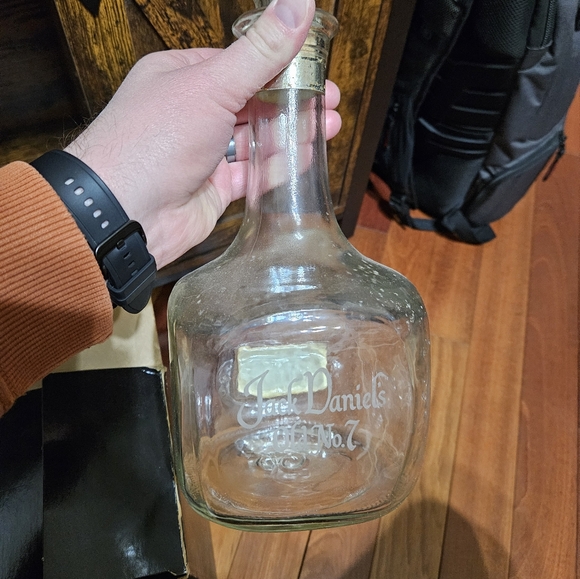 Jack Daniels Glasses and Tribute to Tennessee Decanter - Picture 7 of 8